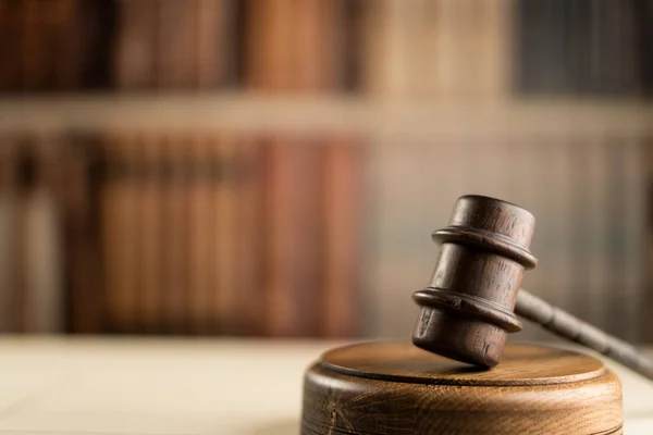 Mahkeme salonunda hukuk sembolleri..