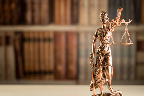 Bayan adalet, Themis, hukuk sembolü