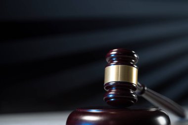 Hukuk Tema. Tahta tokmak 