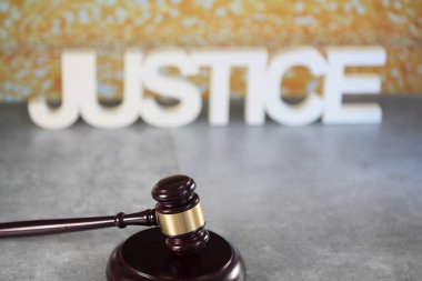 Hukuk Tema. Tahta tokmak 