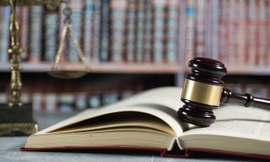 Mahkeme salonunda hukuk sembolleri..