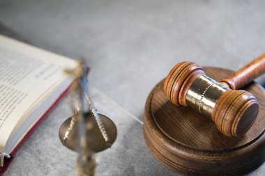 Mahkeme salonunda hukuk sembolleri..