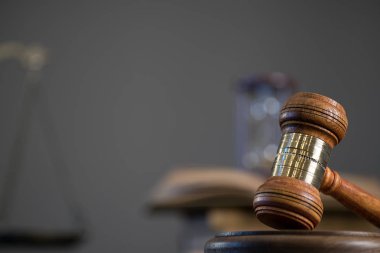 Mahkeme salonunda hukuk sembolleri..