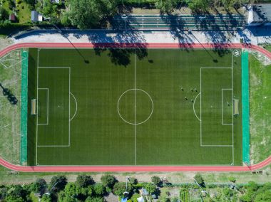 Futbol sahası yukarıda