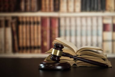 hakimin tokmak ve kitap