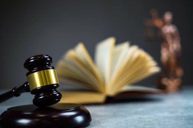 hakimin tokmak ve kitap