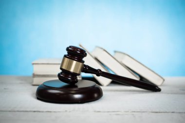 Parlak zemin üzerine hukuk kavramı