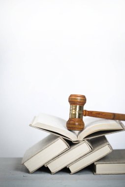 Parlak zemin üzerine hukuk kavramı