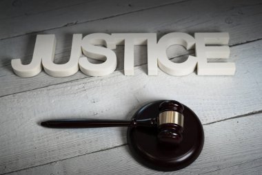 Parlak zemin üzerine hukuk kavramı