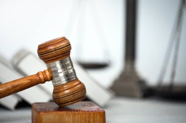 Parlak zemin üzerine hukuk kavramı