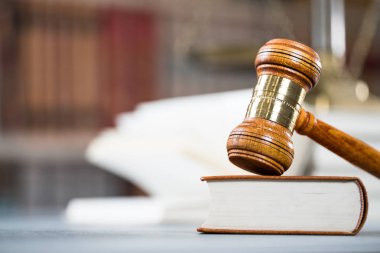 Hukuk kavramı - mavi zemin üzerine mahkeme veya Hukuk İcra ofiste tabloda bir ahşap hakimler tokmak ile açık kanun kitabı. Metin için yer kopyalayın