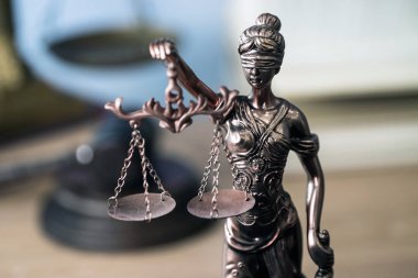 Hukuk kavramı - mavi zemin üzerine mahkeme veya Hukuk İcra ofiste tabloda bir ahşap hakimler tokmak ile açık kanun kitabı. Metin için yer kopyalayın