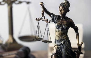 Hukuk kavramı - mavi zemin üzerine mahkeme veya Hukuk İcra ofiste tabloda bir ahşap hakimler tokmak ile açık kanun kitabı. Metin için yer kopyalayın