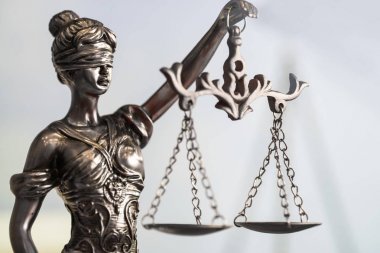 Hukuk kavramı - mavi zemin üzerine mahkeme veya Hukuk İcra ofiste tabloda bir ahşap hakimler tokmak ile açık kanun kitabı. Metin için yer kopyalayın