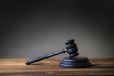 Hukuk kavramı - mavi zemin üzerine mahkeme veya Hukuk İcra ofiste tabloda bir ahşap hakimler tokmak ile açık kanun kitabı. Metin için yer kopyalayın