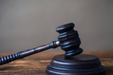 Hukuk kavramı - mavi zemin üzerine mahkeme veya Hukuk İcra ofiste tabloda bir ahşap hakimler tokmak ile açık kanun kitabı. Metin için yer kopyalayın