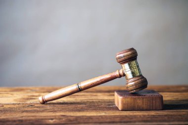 Hukuk kavramı - mavi zemin üzerine mahkeme veya Hukuk İcra ofiste tabloda bir ahşap hakimler tokmak ile açık kanun kitabı. Metin için yer kopyalayın