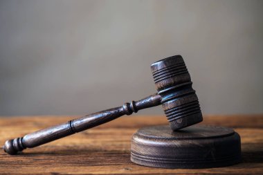 Hukuk kavramı - mavi zemin üzerine mahkeme veya Hukuk İcra ofiste tabloda bir ahşap hakimler tokmak ile açık kanun kitabı. Metin için yer kopyalayın