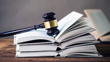 Hukuk kavramı - mavi zemin üzerine mahkeme veya Hukuk İcra ofiste tabloda bir ahşap hakimler tokmak ile açık kanun kitabı. Metin için yer kopyalayın