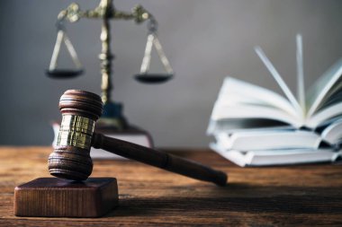 Hukuk kavramı - mavi zemin üzerine mahkeme veya Hukuk İcra ofiste tabloda bir ahşap hakimler tokmak ile açık kanun kitabı. Metin için yer kopyalayın