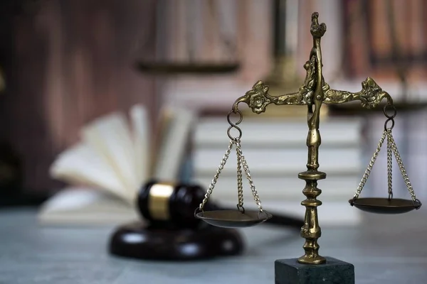 법 개념-파란색 배경에 법정 또는 법의 집행 사무실에 테이블에 나무 판사 망치와 오픈 법률 책. 텍스트를 위한 공간 복사 — 스톡 사진