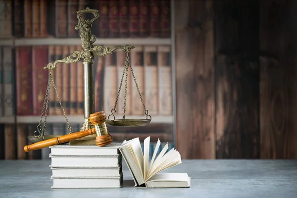 Concepto de ley: libro de leyes abierto con un mazo de jueces de madera sobre la mesa en una sala de tribunal o en una oficina de aplicación de la ley sobre fondo azul. Copiar espacio para texto — Foto de Stock