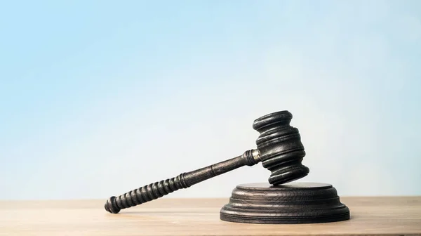法律概念 — — 开放法律书籍用木制法官木槌在蓝色背景上法庭或法律执法办公室的桌子上。复制文本的空间 — 图库照片