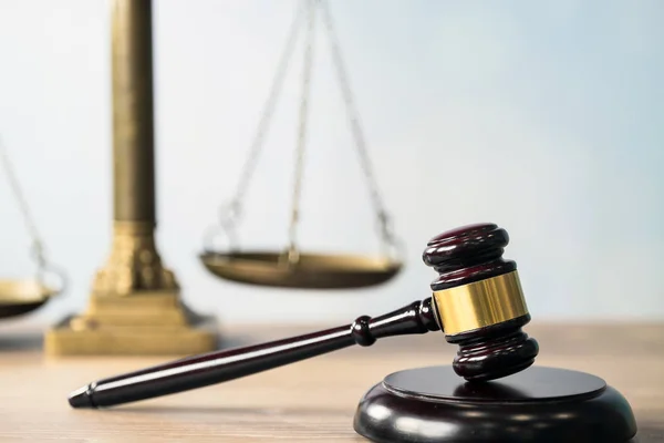 法の概念 - 青の背景に法廷や法施行のオフィスでテーブルの木製裁判官小槌を持ったオープン法の本。コピーのテキストのための領域 — ストック写真