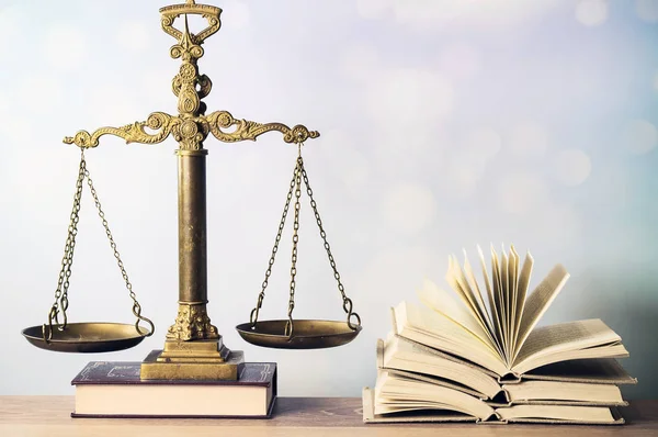 Law concept - Open wet boek met een houten rechters hamer op tafel in een rechtszaal of wet tenuitvoerleggingsdienst op blauwe achtergrond. Ruimte voor tekst kopiëren — Stockfoto