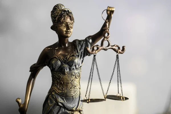 Έννοια δικαίου - βιβλίο ανοιχτό νόμου με ένα σφυρί ξύλινα δικαστές στο τραπέζι σε μια αίθουσα του Δικαστηρίου ή του νόμου υπηρεσία αναγκαστικής εκτέλεσης σε μπλε φόντο. Χώρο αντίγραφο για το κείμενο — Φωτογραφία Αρχείου