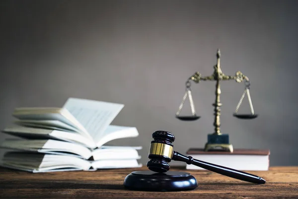 Закон концепцію - відкритий закон книги з молотка дерев'яні суддів на стіл в залі суду або закон правоохоронні office на блакитному тлі. Копія простір для тексту — стокове фото