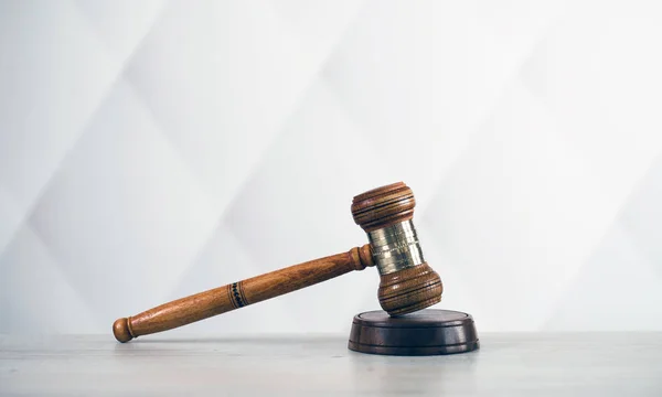 Conceito de lei - Abra o livro de leis com um martelo de juízes de madeira na mesa em um tribunal ou escritório de aplicação da lei em fundo azul. Espaço de cópia para texto — Fotografia de Stock