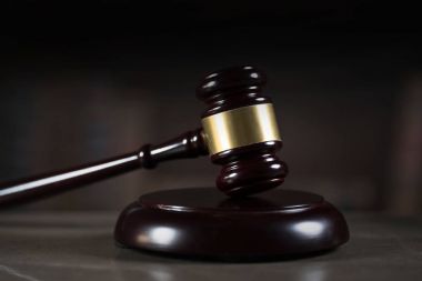 Mahkeme salonunda hukuk ve adalet sembolleri