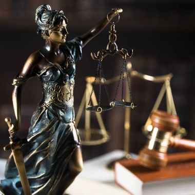 Mahkeme salonunda hukuk ve adalet sembolleri