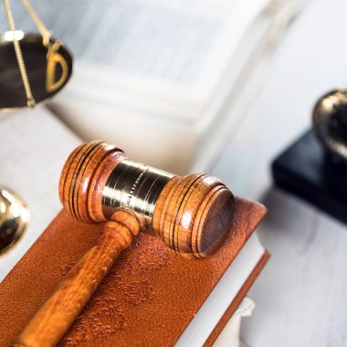 Mahkeme salonunda hukuk ve adalet sembolleri