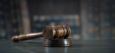 Mahkeme salonunda hukuk ve adalet sembolleri