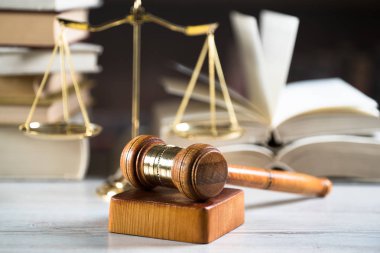 Mahkeme salonunda hukuk ve adalet sembolleri