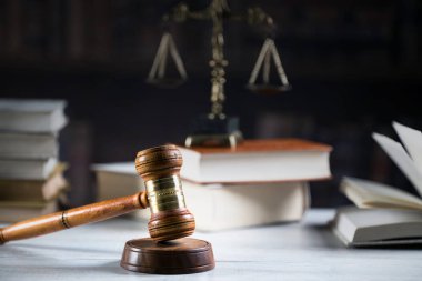 Mahkeme salonunda hukuk ve adalet sembolleri