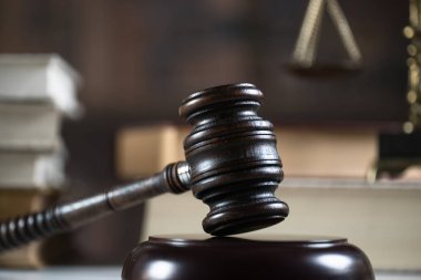 Mahkeme salonunda hukuk ve adalet sembolleri