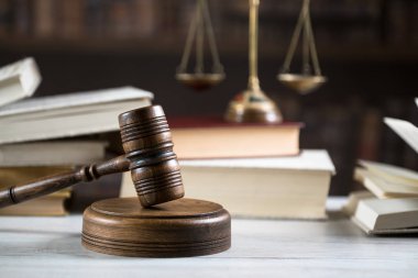 Mahkeme salonunda hukuk ve adalet sembolleri