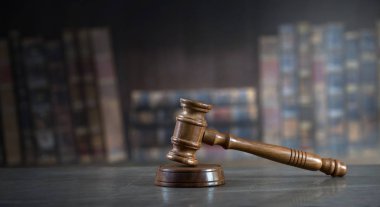 Mahkeme salonunda hukuk ve adalet sembolleri