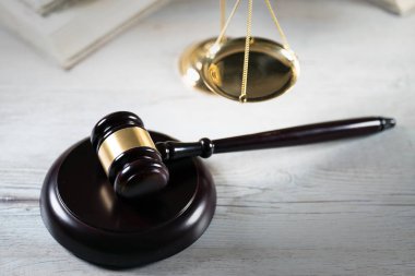 Mahkeme salonunda hukuk ve adalet sembolleri