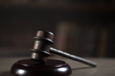 Mahkeme salonunda hukuk ve adalet sembolleri