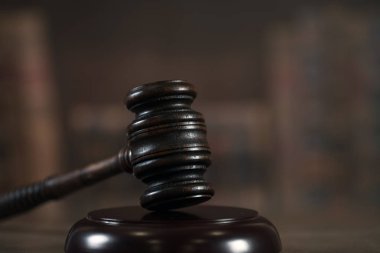 Mahkeme salonunda hukuk ve adalet sembolleri