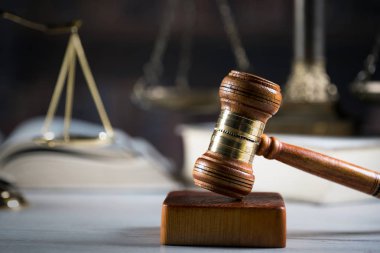 Mahkeme salonunda hukuk ve adalet sembolleri