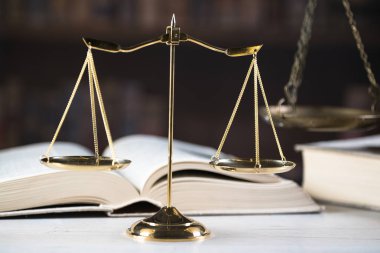 Mahkeme salonunda hukuk ve adalet sembolleri