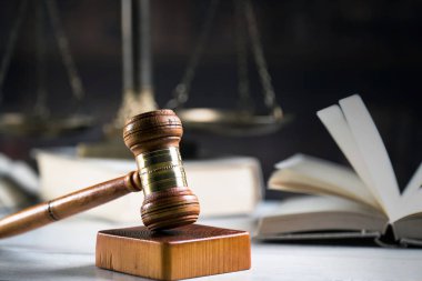 Mahkeme salonunda hukuk ve adalet sembolleri