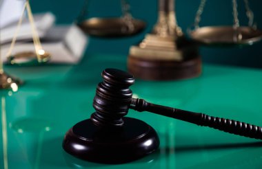 Mahkeme salonunda hukuk ve adalet sembolleri