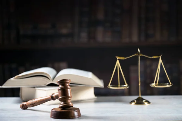 Mahkeme salonunda hukuk ve adalet sembolleri