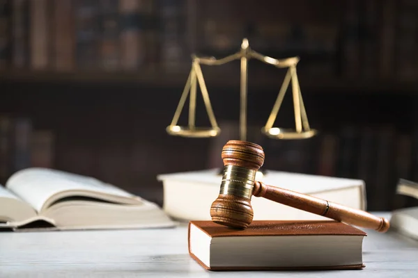 Mahkeme salonunda hukuk ve adalet sembolleri